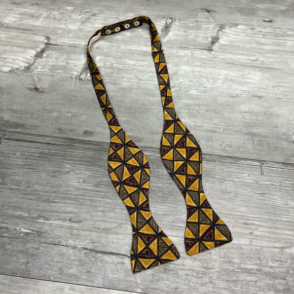 Carrot & Gibbs Gold Pattern Silk Bowtie Bow Tie - Picture 1 of 5